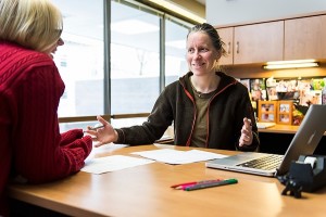Advisor Susan Nelson meets with an undergraduate student in her office.