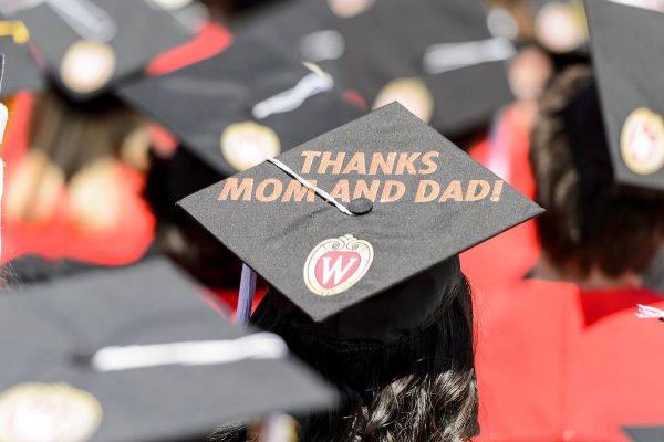 A graduation cap displaying a personal message of "thanks mom and dad."