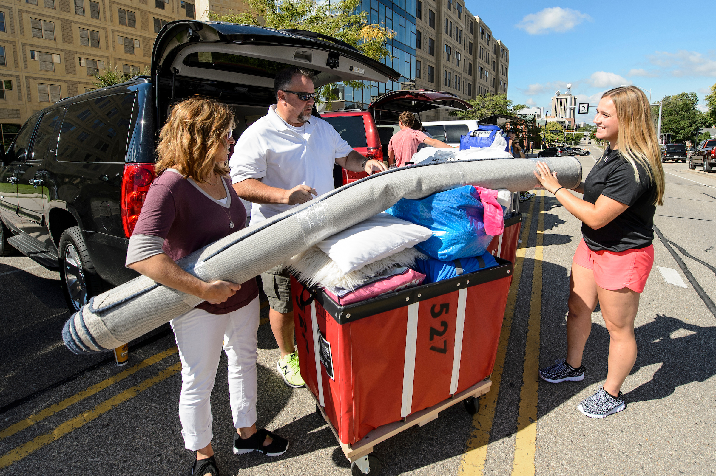 With the help of family members, student Amanda Elert moves in at Sellery Residence Hall.