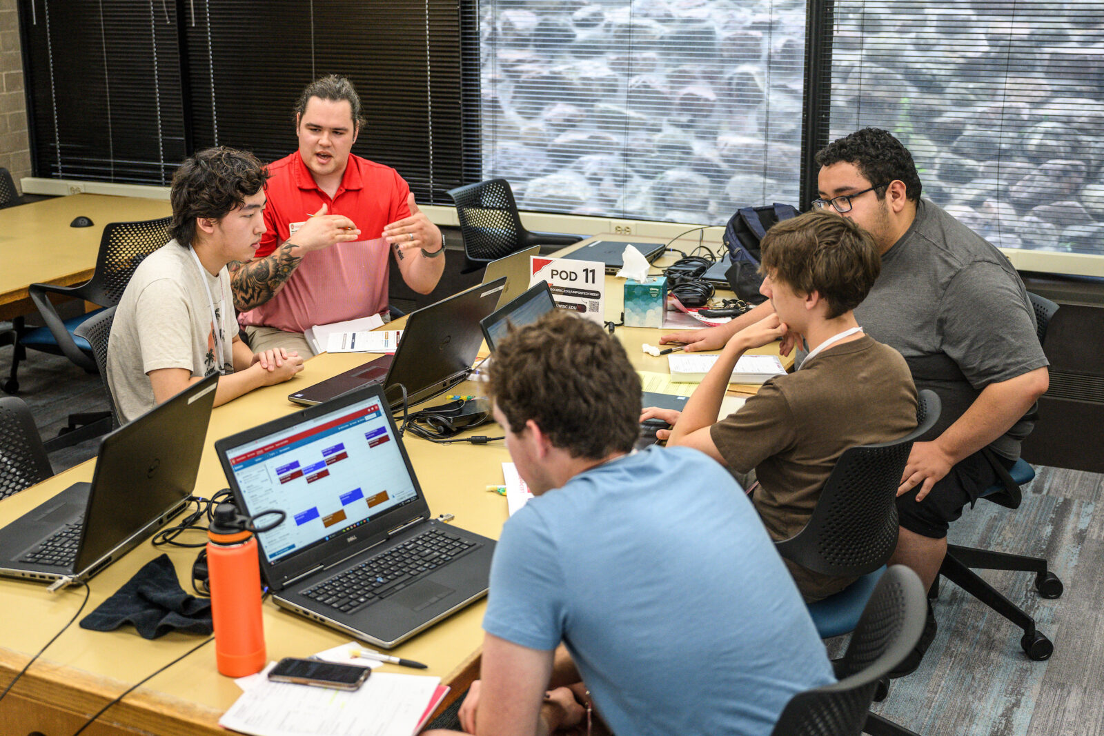 Cross-College Advising Service academic advisor assists incoming first-year students