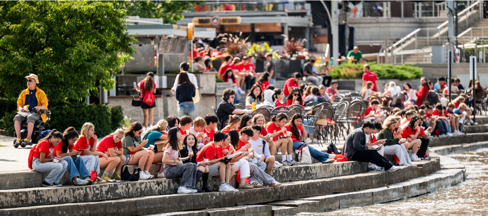 New students eat ice cream along Lake Mendota in Alumni Park